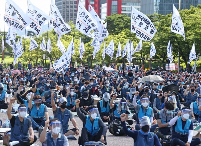 6월16일 서울 여의도공원에서 전국택배노동조합 조합원 4000여 명이 참가한 ‘택배노동자 과로사 대책 마련과 사회적 합의 이행’ 촉구 집회가 열리고 있다. [연합]