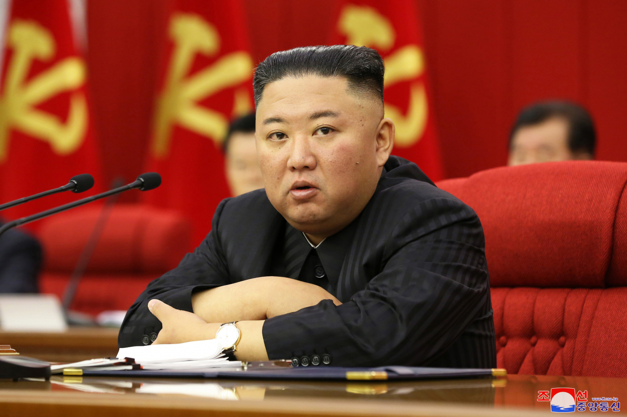 북한 노동당 중앙위원회 제8기 제3차 전원회의가 지난 18일 마무리됐다고 조선중앙통신이 19일 보도했다. 김정은 당 총비서는 이날 당 중앙위원회를 대표해 혁명 앞에 놓인 현 난국을 반드시 헤쳐나가겠다고 선서했다. [연합]