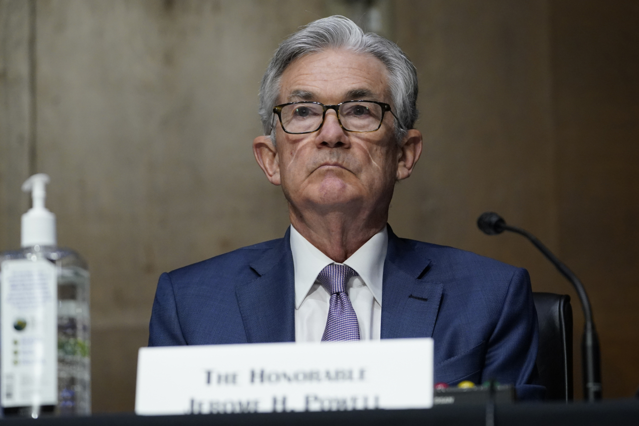제롬 파월 미국 연방준비제도(Fed·연준) 의장은 16일(현지시간) 연방공개시장위원회(FOMC)의 제로금리 유지 결정 후 기자회견에서 "테이퍼링(자산 매입 규모 축소) 문제를 논의할지에 대한 논의가 있었다고 볼 수 있다"고 말했다. 파월 의장이 이런 복잡한 표현을 사용한 것은 시장 불안을 의식했기 때문으로 보인다. 연준이 테이퍼링 축소에 대한 논의를 시작한다면 시장은 통화정책 변경의 신호로 받아들일 수 있다. 사진은 지난 2020년 12월 상원 은행위원회 청문회에 출석한 파월 의장. 연합뉴스