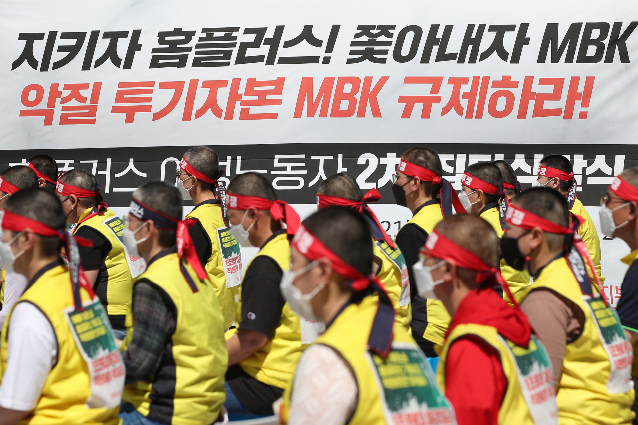 지난 16일 서울 종로구 청계천 광통교에서 열린 홈플러스 여성노동자 2차 집단삭발식 및 기자회견 모습. [연합]