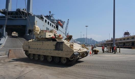 부산항에 도착한 미국 '불독여단' 보병전투차량 주한미군사령부