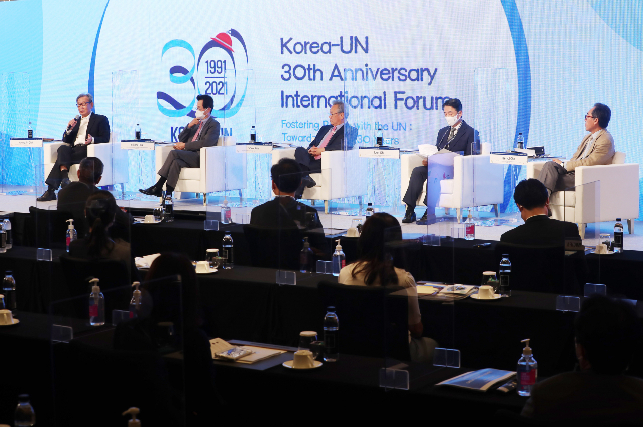 17일 오후 서울 종로구 포시즌스 호텔에서 열린 한국 유엔 가입 30주년 기념 국제포럼에서 전직 유엔대사들이 대담하고 있다. 왼쪽부터 최영진·박인국·김숙·오준·조태열 전 유엔대사. [연합]