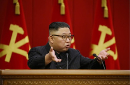 북한 노동당 기관지 노동신문은 20일 김정은 국무위원장이 당 전원회의를 마친 뒤 간부들과 국무위원회연주단 공연을 관람했다고 보도했다. 김 위원장이 지난 18일 당 전원회의 4일차 회의를 주재하는 모습. [헤럴드DB]