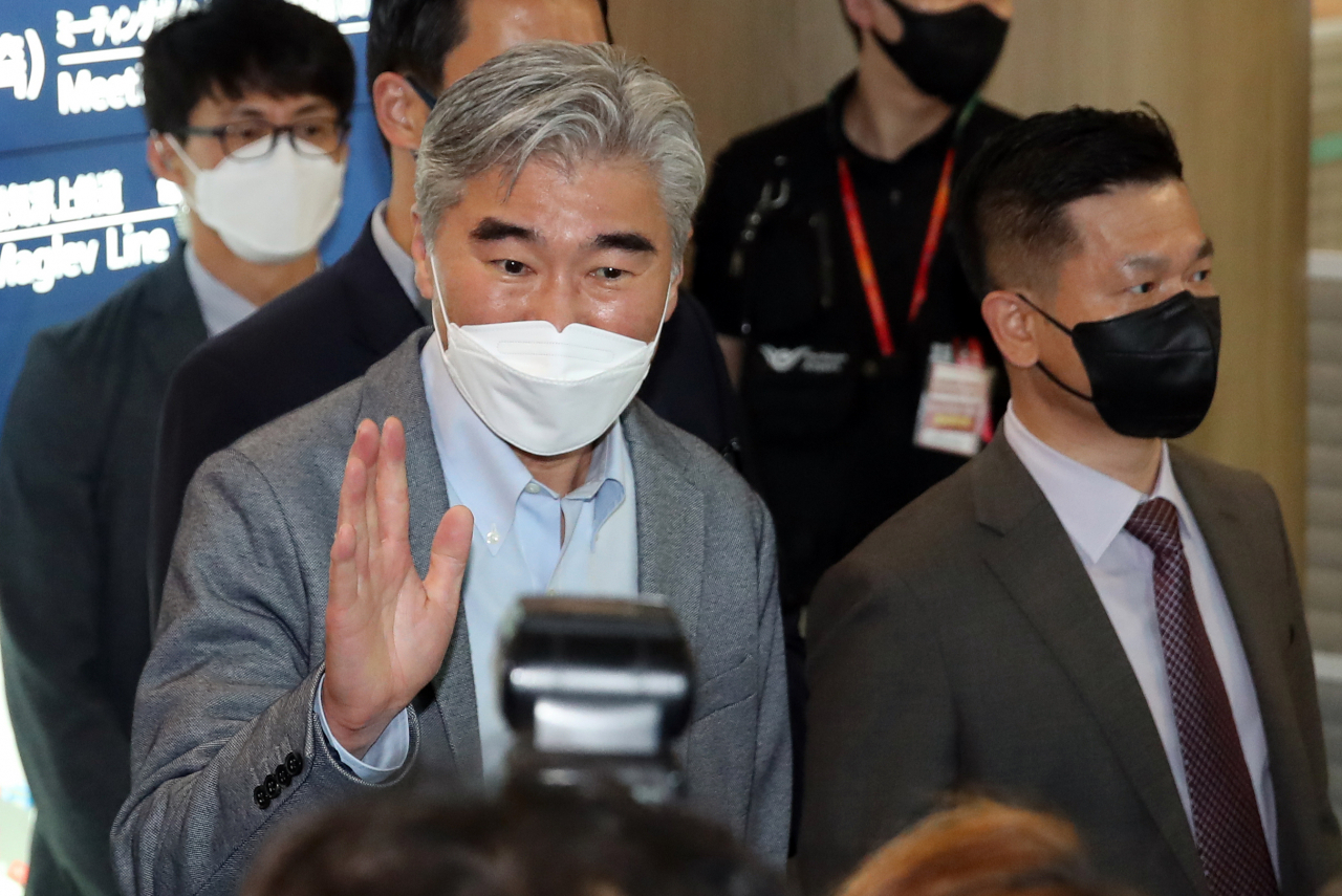 김정은 북한 국무위원장이 북미대화 가능성을 내비친 가운데 한국과 미국, 일본의 북핵협의가 이어져 주목된다. 성 김 미 국무부 대북특별대표가 한미·한미일 북핵협의 참석을 위해 19일 인천국제공항을 통해 입국하고 있다. [연합]