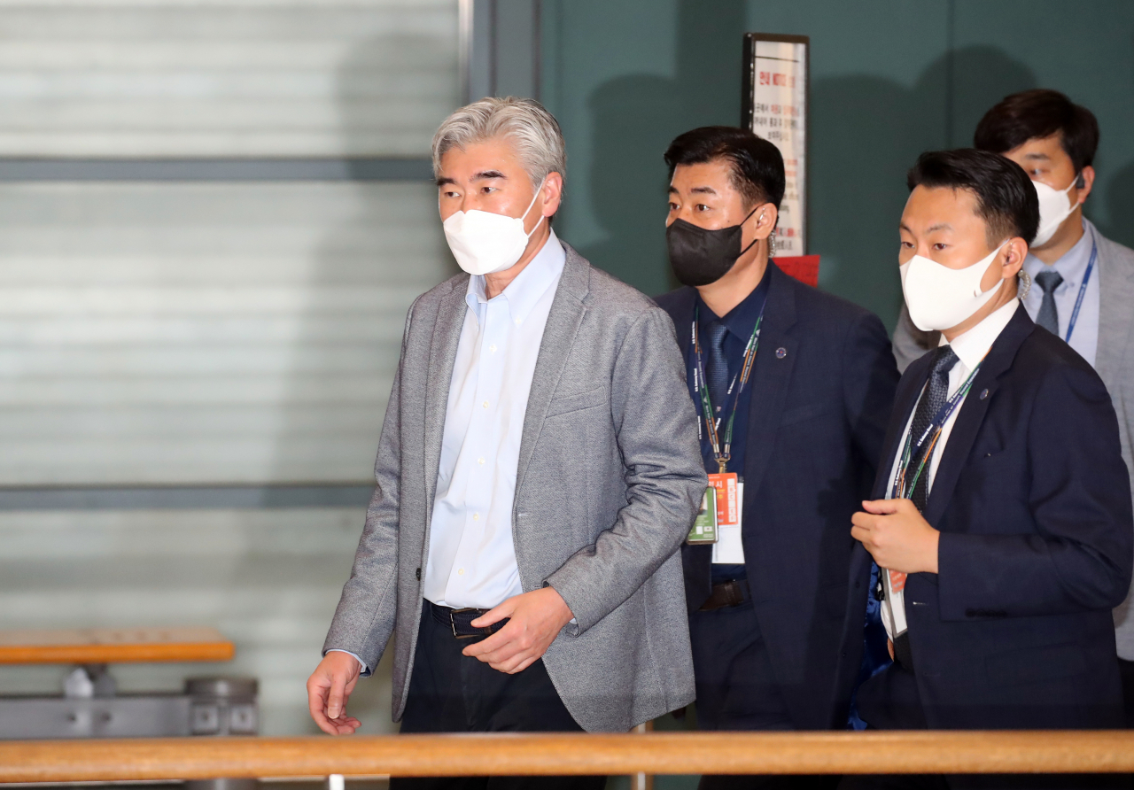 김정은 북한 국무위원장이 북미대화 가능성을 내비친 가운데 한국과 미국, 일본의 북핵협의가 이어져 주목된다. 성 김 미 국무부 대북특별대표가 한미·한미일 북핵협의 참석을 위해 19일 인천국제공항을 통해 입국하고 있다. [연합]