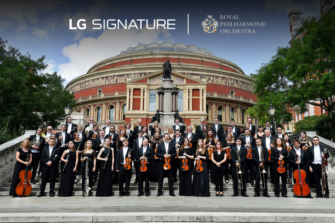 LG전자가 영국의 로열 필하모닉 오케스트라와 손잡고 'LG 시그니처(LG SIGNATURE)'의 초(超)프리미엄 가치를 알린다. 공식 파트너인 LG전자는 LG 시그니처를 앞세워 로열 필하모닉 오케스트라의 창단 75주년을 기념하는 올해 공연 시즌을 후원한다. [LG전자 제공]