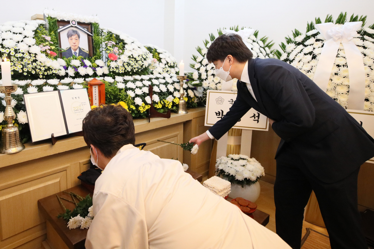 국민의힘 이준석 대표가 20일 오전 경기도 하남시 마루공원 장례식장에 마련된 경기 광주소방서 119구조대 김동식 구조대장 빈소에 조문을 하고 있다. [연합]