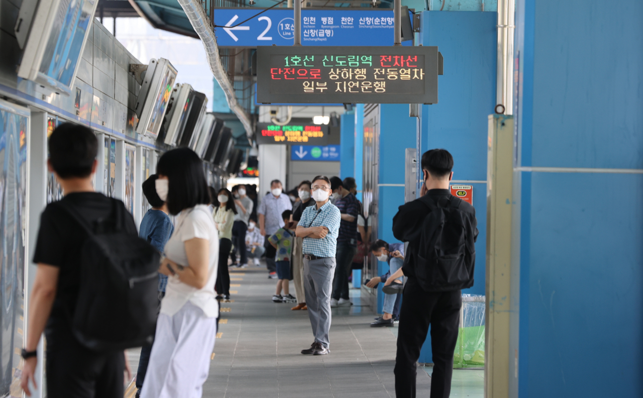 20일 오후 서울 신도림역 전광판에 지연운행 안내문을 시민들이 지켜보고 있다. 구로역에서 용산역 방면으로 향하는 1호선 상행 급행 지하철에서 전차선 장애가 발생했다. [연합]
