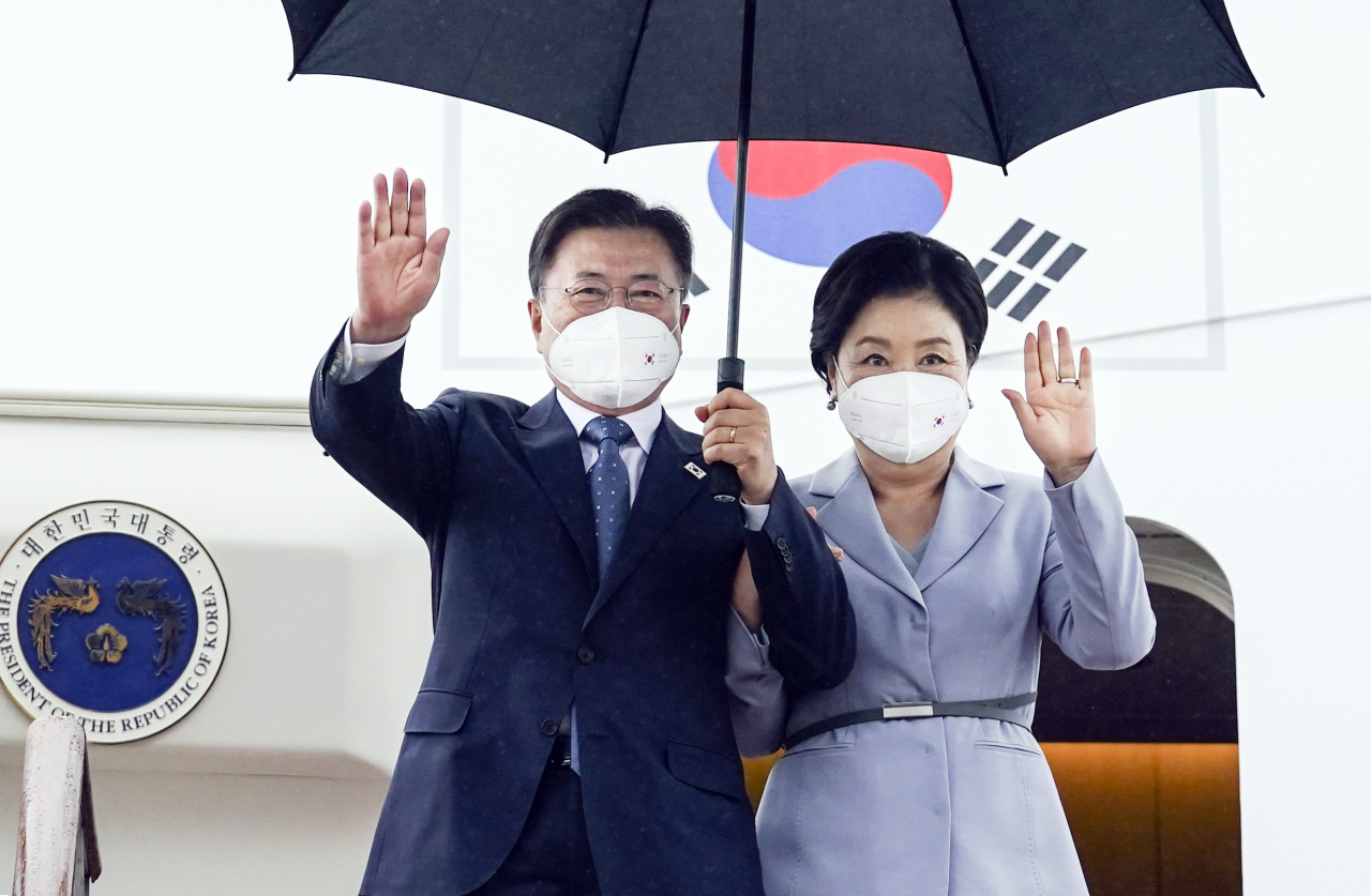 영국 G7 정상회의와 오스트리아, 스페인 국빈 방문을 마친 문재인 대통령과 김정숙 여사가 18일 서울공항에 도착, 손을 흔들고 있다. [연합]