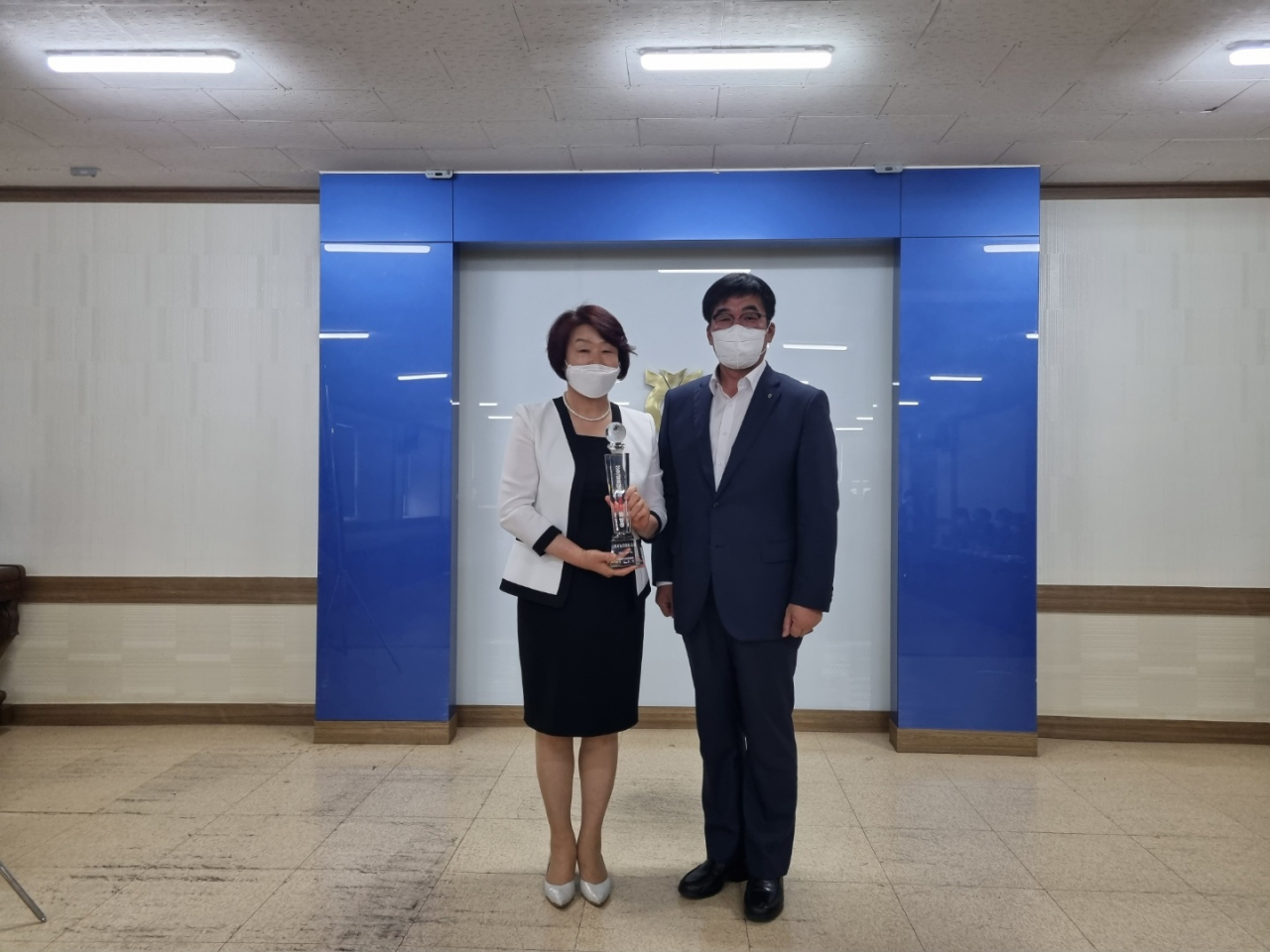 울산농협 최정훈 본부장이 범서농협 본점 회의실에서 3000억 달성탑을 김숙희 조합장에게 수여했다.