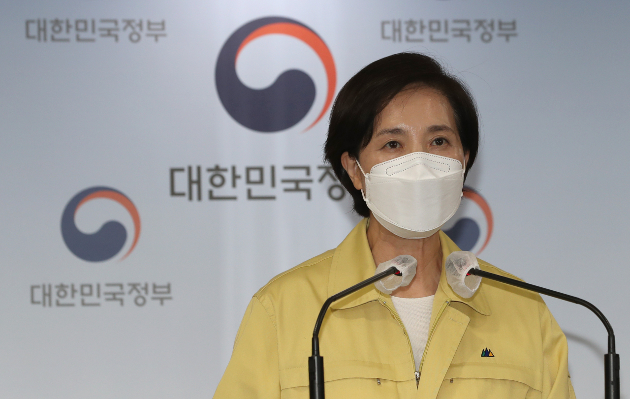 유은혜 사회부총리 겸 교육부 장관이 20일 정부서울청사에서 열린 코로나19 중대본 결과 브리핑에서 방학 중 철저한 방역준비로 차질 없는 2학기 전면 등교를 준비계획을 발표하고 있다. [연합]