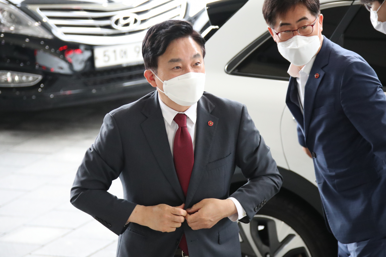 원희룡 제주지사가 11일 오전 제주도민 백신 접종과 관련해 김부겸 국무총리와 면담을 하기 위해 서울 세종로 정부서울청사로 들어가고 있다. [연합]