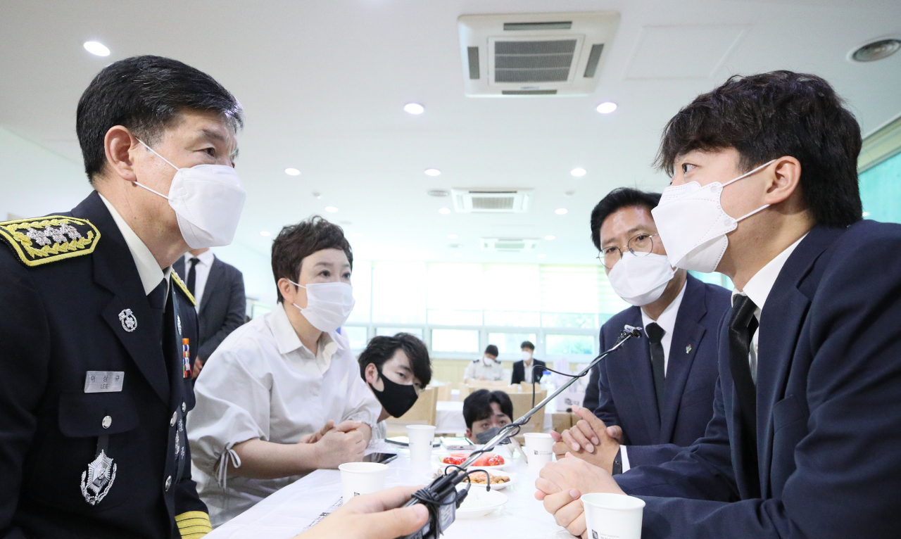 이준석 국민의힘 대표가 20일 오전 경기도 하남시 마루공원 장례식장에 마련된 경기 광주소방서 119구조대 김동식 구조대장 빈소에 조문을 마친 뒤 이상규 경기도 소재난본부 본부장과 대화하고 있다. [연합]