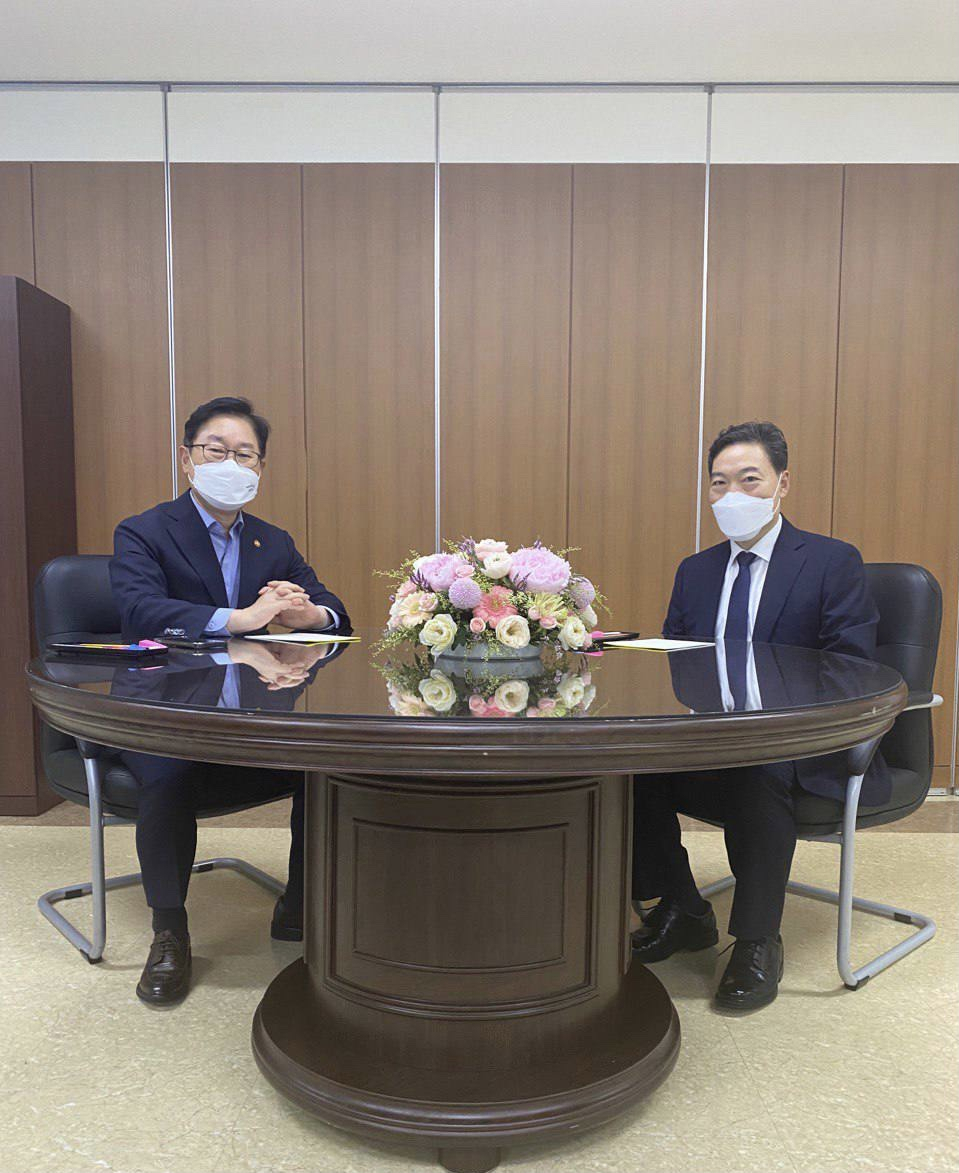 박범계 법무부 장관이 20일 김오수 검찰총장을 만나 검찰 중간급 간부 인사 방안을 협의했다. [연합]