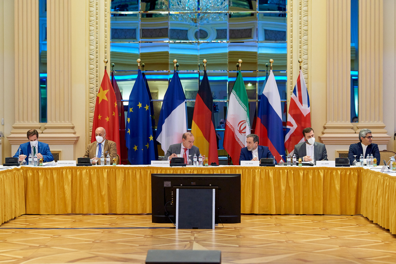20일(현지시간) 오스트리아 빈에서 열린 이란 핵합의(JCPOA·포괄적 공동행동계획) 복원을 위한 협상에 참가한 각국 대표들이 대화를 나누고 있다. [로이터]