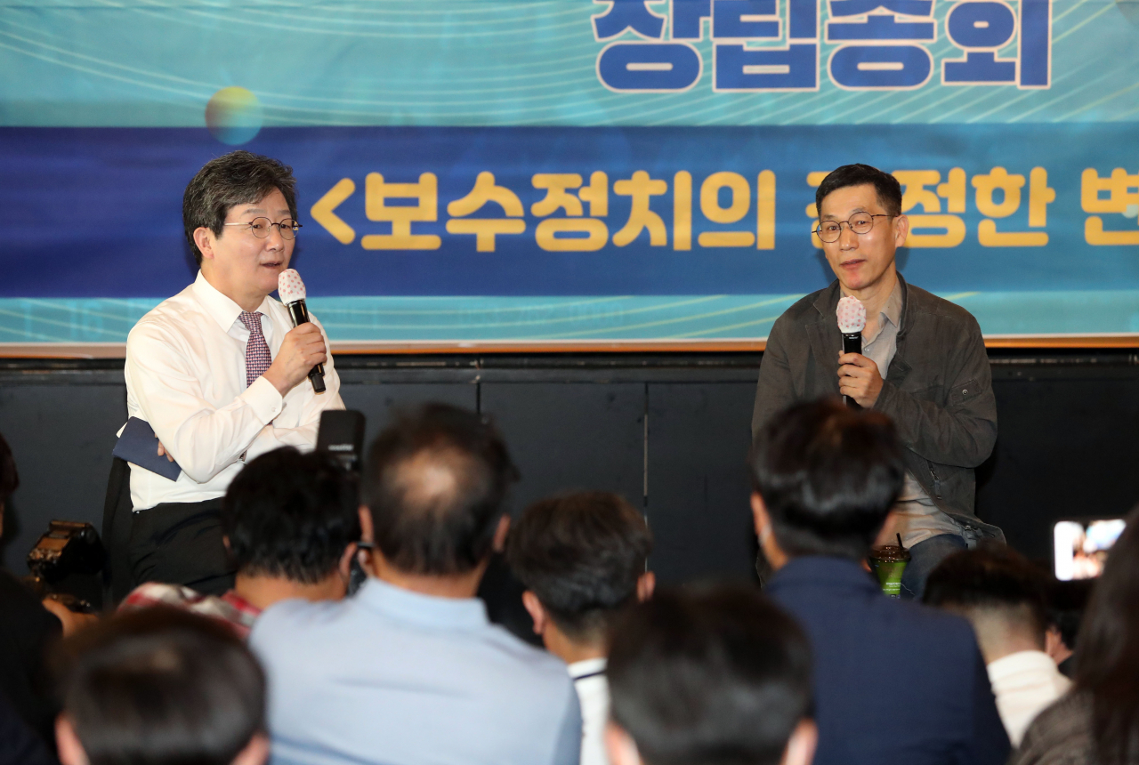 지난 20일 오후 대구 달서구의 한 카페에서 열린 '희망22 동행포럼' 창립총회에서 국민의힘 대권주자인 유승민 전 의원과 진중권 교수가 대담을 하고 있다. [연합]