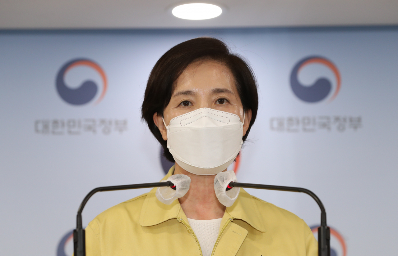 유은혜 사회부총리 겸 교육부 장관이 20일 정부서울청사에서 열린 코로나19 중대본 결과 브리핑에서 방학 중 철저한 방역준비로 차질 없는 2학기 전면등교를 준비계획을 발표하고 있다. [연합]