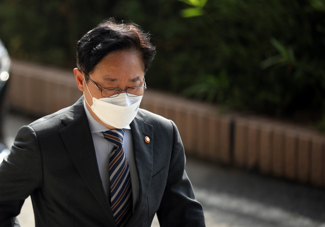 박범계 법무부 장관이 지난 21일 오전 정부과천청사로 출근하고 있다. 연합뉴스