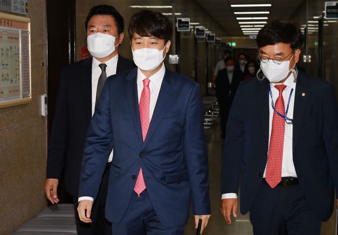 국민의힘 이준석 당 대표가 21일 오전 국회에서 열린 최고위원회의에 참석하고 있다. [연합]