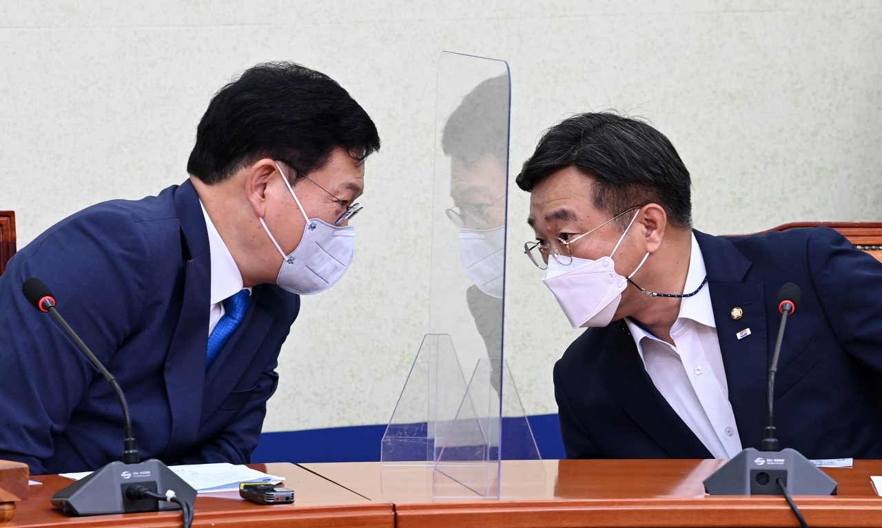 송영길 더불어민주당 대표(왼쪽)와 윤호중 원내대표가 지난 18일 서울 여의도 국회에서 열린 최고위원회의에서 논의하고 있다. [연합]