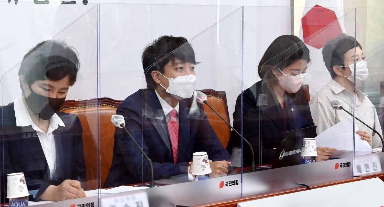 이준석 국민의힘 당 대표가 21일 오전 국회에서 열린 최고위원회의에서 '윤석열 엑스(X)파일' 논란과 관련, "내용 없이 회자하는 X파일은 국민들에게 피로감과 함께 정치권에 대한 짜증만 유발할 뿐"이라고 지적하고 있다. [연합]