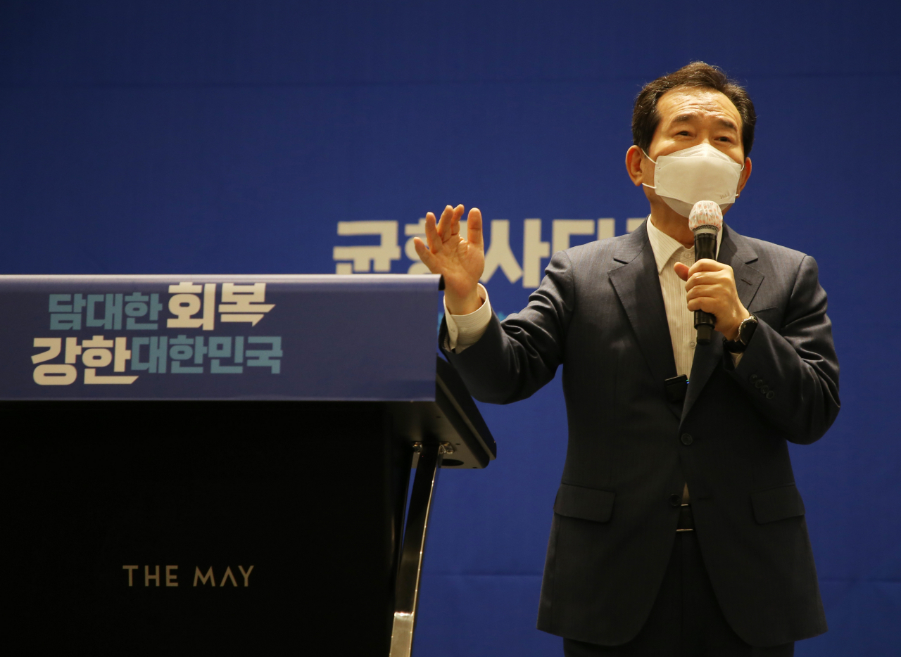 정세균 전 국무총리가 지난 20일 오후 전북 전주에서 열린 지지 모임 ‘균형사다리’ 출범식에 참석해 정책 비전을 설명하고 있다. [연합]