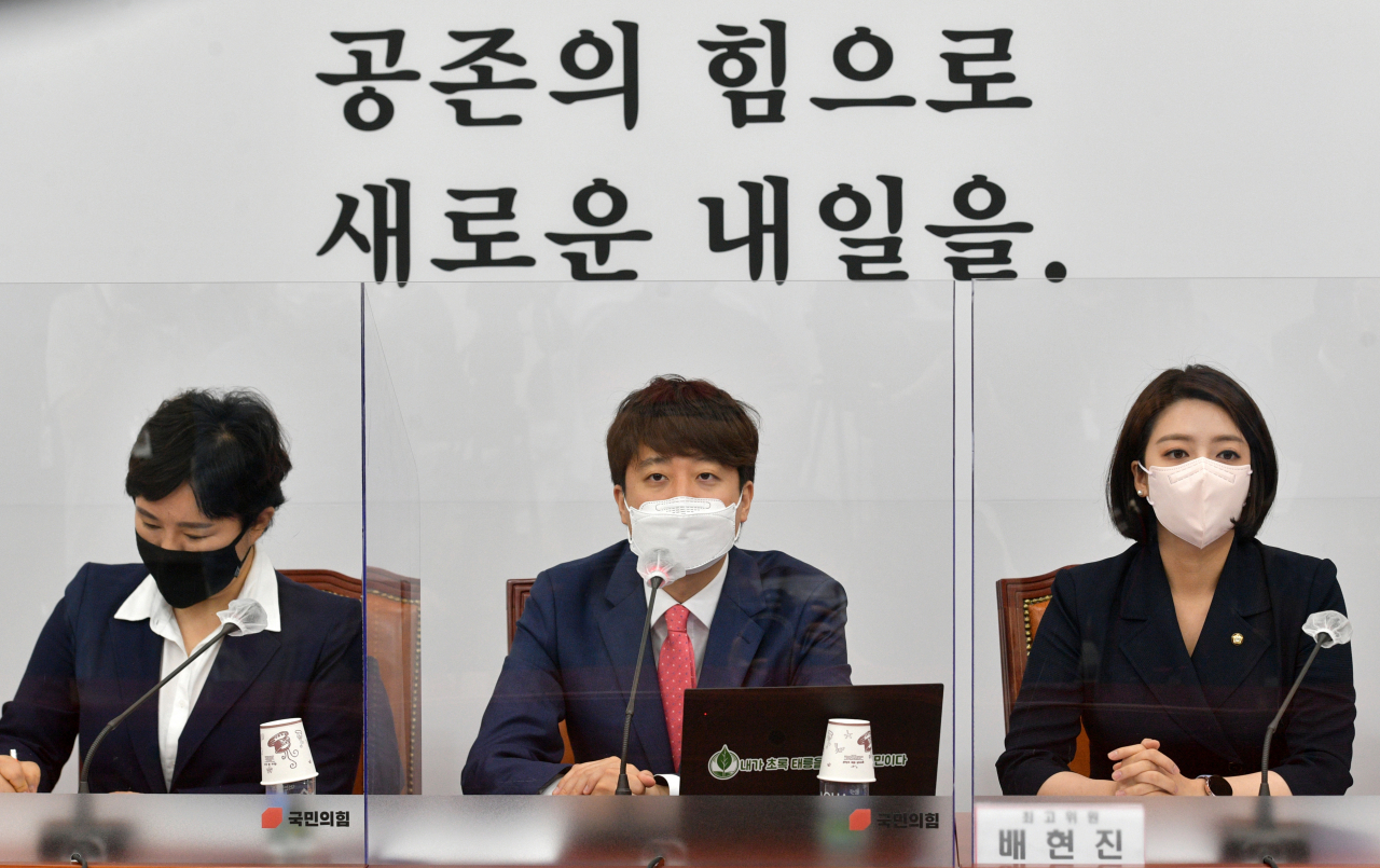 이준석 국민의힘 대표가 21일 서울 여의도 국회에서 열린 최고위원회의에서 발언하고 있다. [연합]