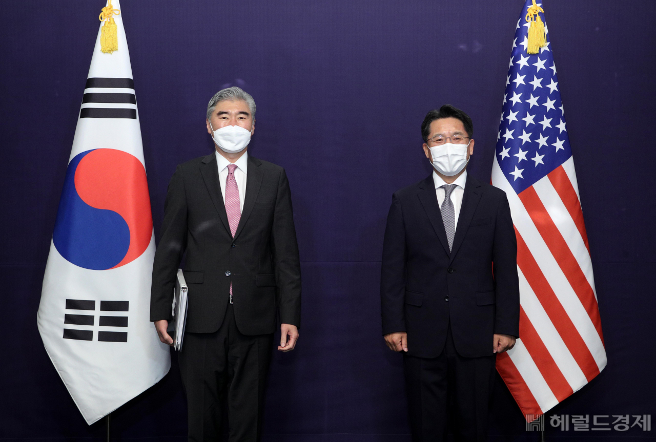 노규덕 한반도평화교섭본부장(오른쪽)와 성 김 미국 대북특별대표가 21일 서울 중구 롯데호텔에서 열린 한미 북핵 수석대표 협의에 앞서 기념촬영을 하고 있다. /[사진 공동취재단]