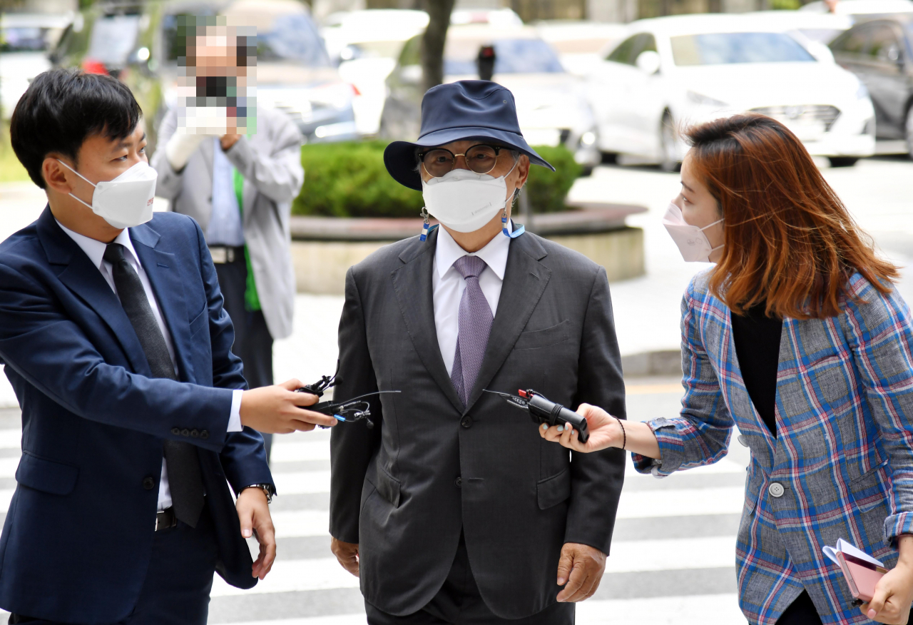 강제추행치상 혐의로 기소된 오거돈 전 부산시장이 21일 오전 부산 연제구 부산지방법원에서 열린 2차 결심공판에 출석하고 있다. [연합]