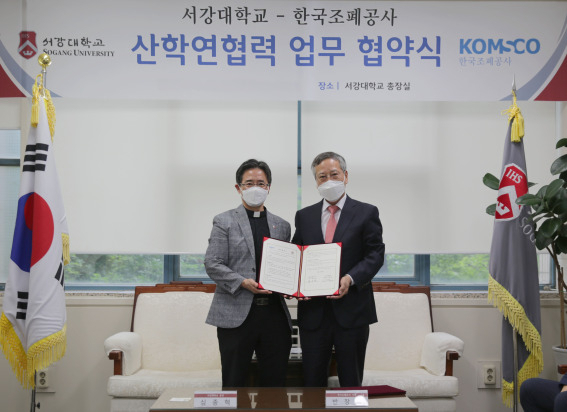 한국조폐공사는 4차 산업혁명 시대 디지털 신뢰 기술로 꼽히는 블록체인 분야 역량 강화를 위해 서강대학교와 산학협력 업무협약을 체결했다.(사진 : 오른쪽 조폐공사 반장식 사장, 왼쪽 서강대학교 심종혁 총장)