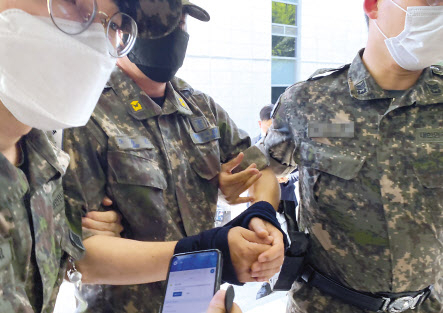 성추행 공군 여성 부사관 사망 사건과 관련해 2차 가해 혐의를 받고 구속된 노 모 준위가 피의자심문에 출석하는 모습. [연합]