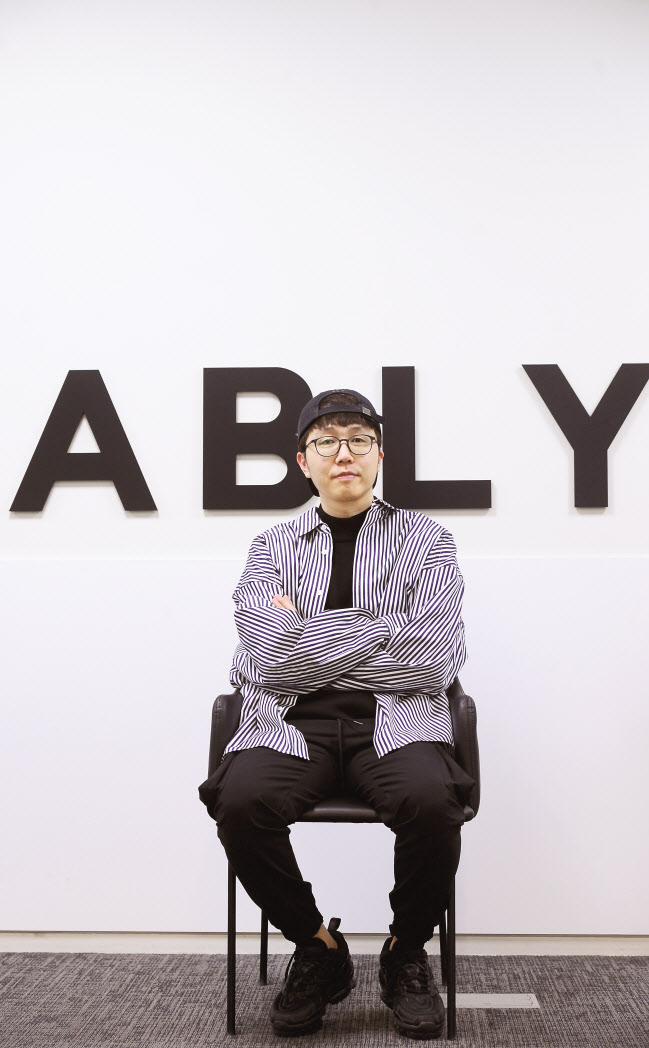 ‘에이블리는 한국서 가장 빠르게 데이터가 쌓이고 있는 플랫폼’이라는 점을 강조하는 강석훈 대표. 그는 승자 독식의 구조에서 탈피 “다양한 취향을 가진 판매자들이 다양한 이용자를 만나는 플랫폼을 만드는 것이 목표”라고 말한다. 이상섭 기자