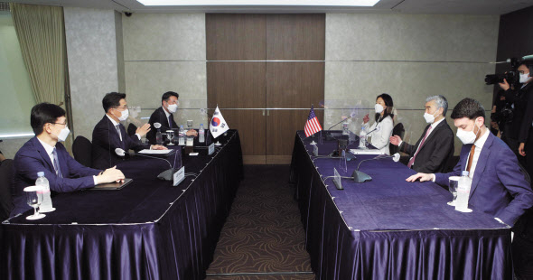 김정은 북한 국무위원장이 대화와 대결을 모두 준비하겠다고 밝힌 가운데 한미는 21일 서울 소공동 롯데호텔에서 북핵 수석대표협의를 열었다. 노규덕 외교부 한반도평화교섭본부장(왼쪽)과 성 김 미국 대북특별대표가 수석대표협의를 진행하고 있다. [사진공동취재단]