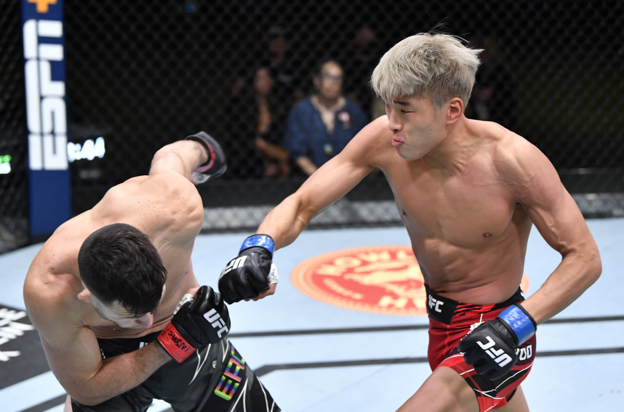 최승우가 라이터 카운터로 에로사의 턱을 강타하고 있다. [UFC 제공]