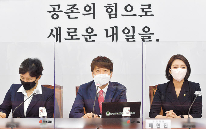 송영길 더불어민주당 대표가 21일 오전 광주 서구 광주시청 중회의실에서 열린 당 지도부와 광주시 간 예산정책협의회에서 인사말을 하고 있다(위쪽 사진). 한편 이준석 대표는 이날 서울 여의도 국회에서 열린 최고위원회의에서 ‘윤석열 X파일’ 논란과 관련 여당을 비판했다. [연합]