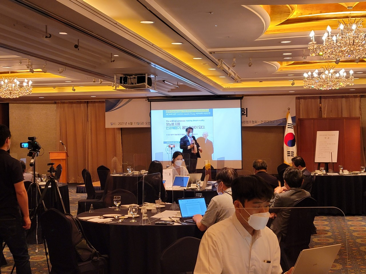지난 11일 롯데호텔서울에서 열린 기자간담회에서 최수봉 건국대 명예교수가 완전인공췌장에 대해 설명하고있다.