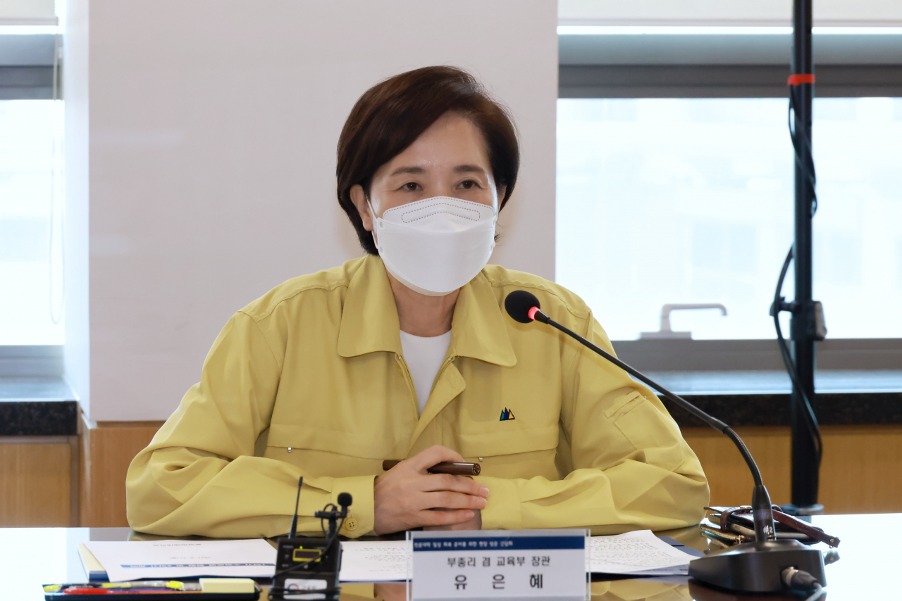 유은혜 사회부총리 겸 교육부 장관이 21일 서울 구로구 소재 전문대인 동양미래대를 방문해 2학기 대면수업 확대계획에 따른 수업 준비 상황을 점검하고 있다. [연합]