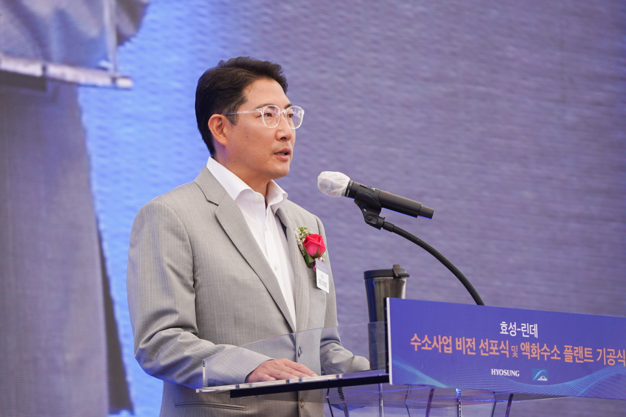 21일 울산 효성화학 용연공장 부지에서 진행된 '효성-린데 수소 사업 비전 선포 및 액화수소플랜트 기공식'에서 조현준 효성 회장이 인사말을 하고 있는 모습. [효성 제공]