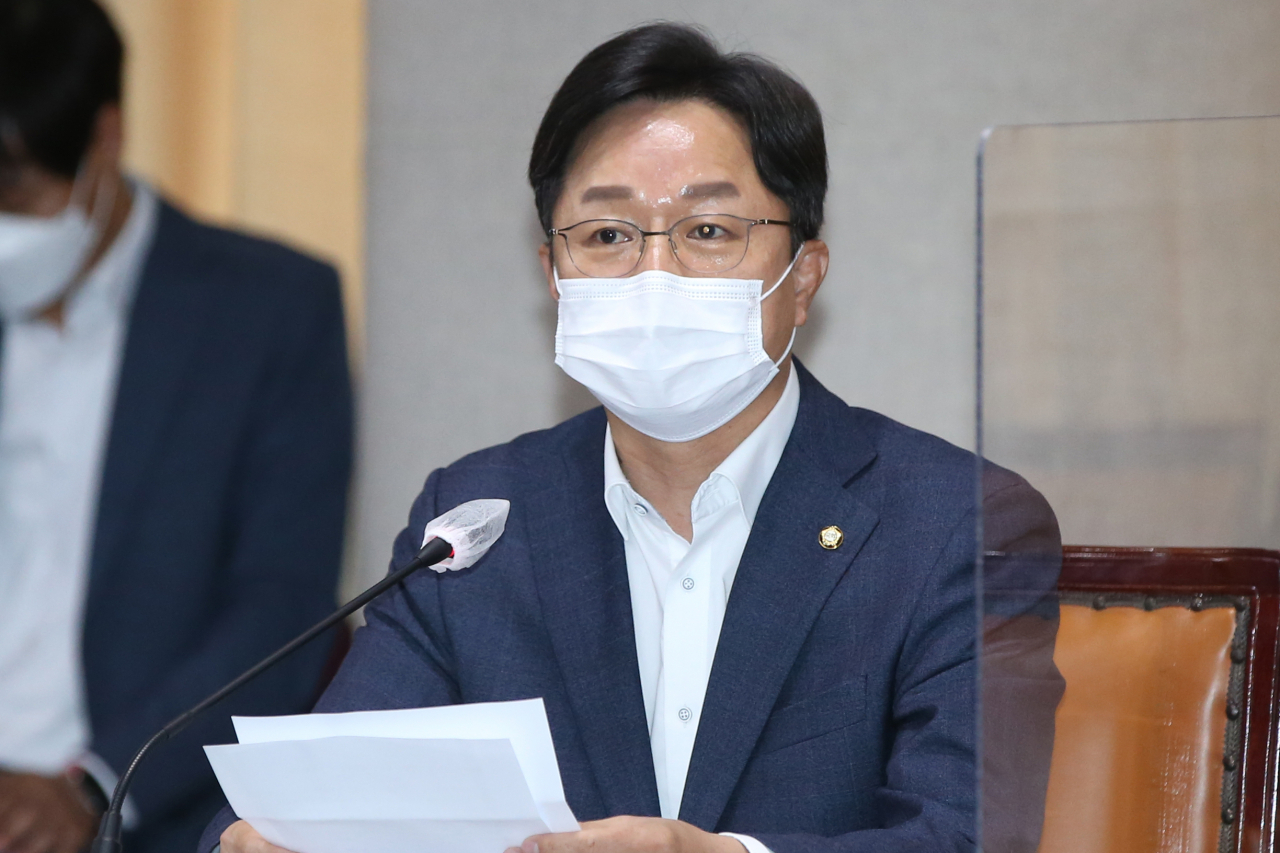 21일 오전 광주 서구 광주시청 중회의실에서 열린 더불어민주당-광주시 예산정책협의회에서 민주당 강병원 최고위원이 발언하고 있다. [연합]