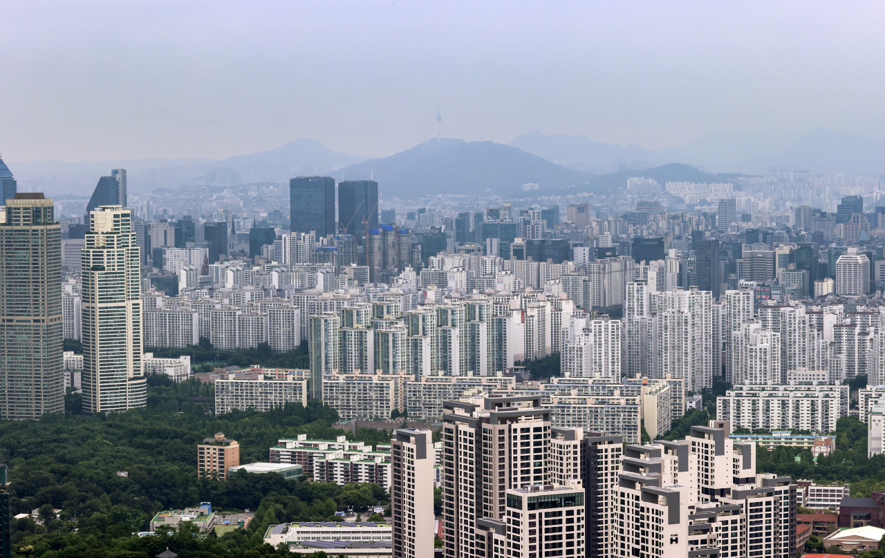 An aerial view of apartment complexes in Seoul. The photo was taken on June 11. (Yonhap)