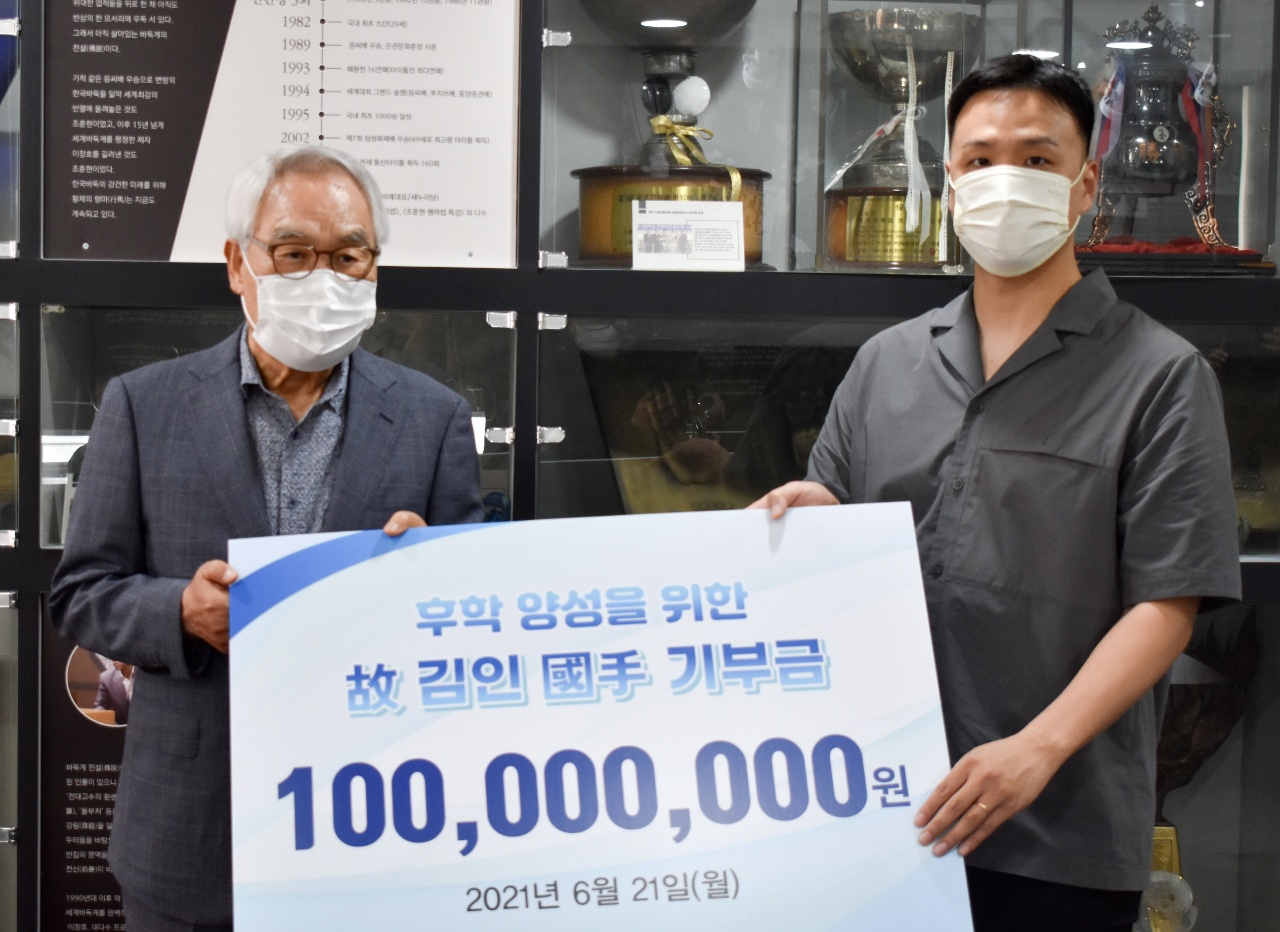 임채정 한국기원 총재(왼쪽)와 故 김인 국수의 외아들 김산 씨.[한국기원 제공]