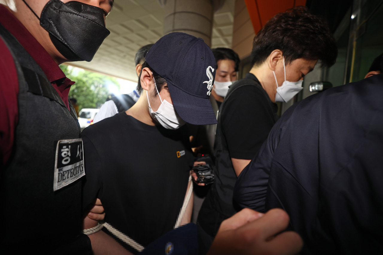 서울 마포구의 한 오피스텔에서 친구 A씨를 감금해 살인한 혐의를 받는 피의자 중 한 명이 지난 15일 오전 마포구 서울서부지법에서 열린 구속 전 피의자 심문(영장실질심사)에 출석하고 있다. [연합]
