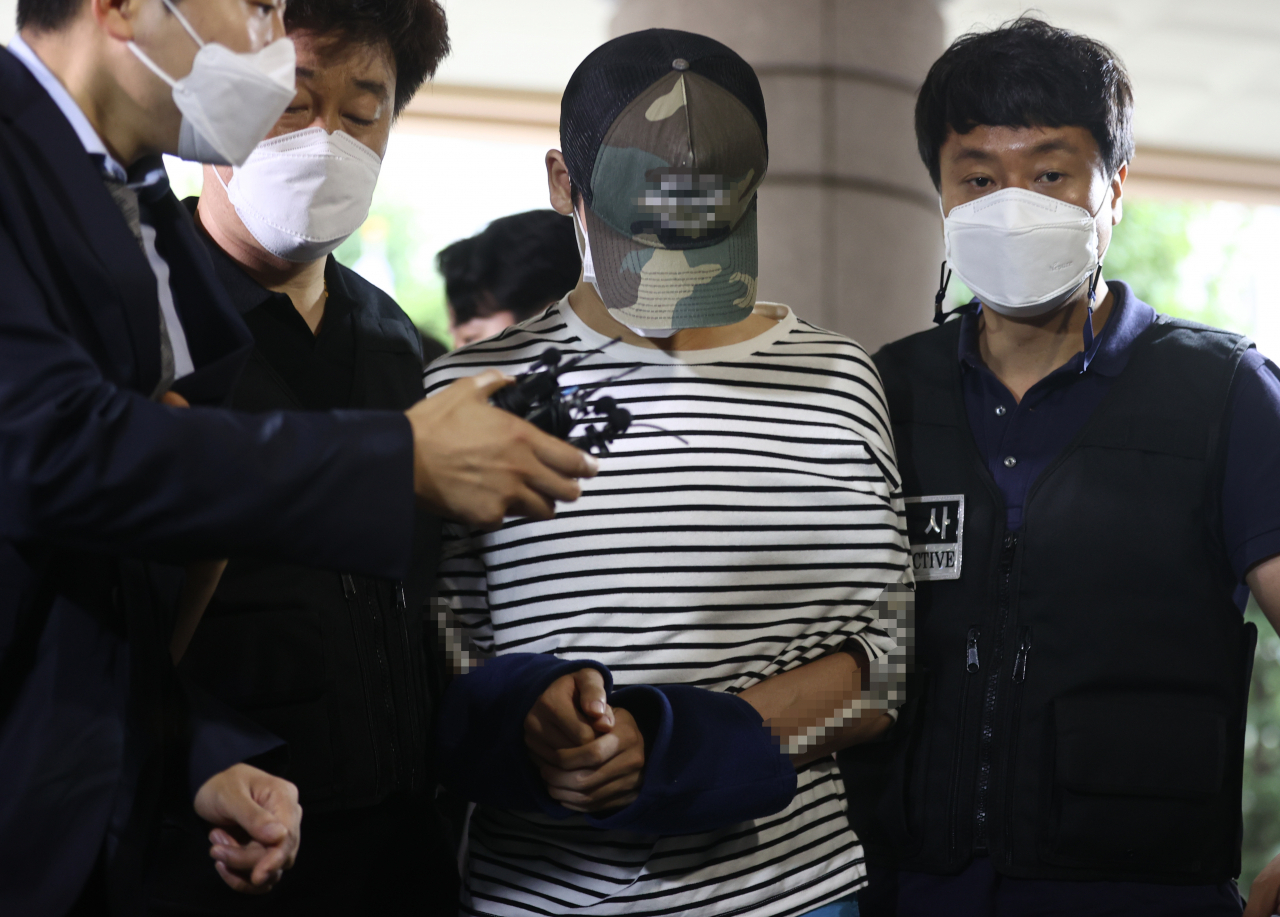 서울 마포구의 한 오피스텔에서 친구 A씨를 감금해 살인한 혐의를 받는 피의자 중 한 명이 지난 15일 오전 마포구 서울서부지법에서 열린 구속 전 피의자 심문(영장실질심사)에 출석하고 있다. [연합]