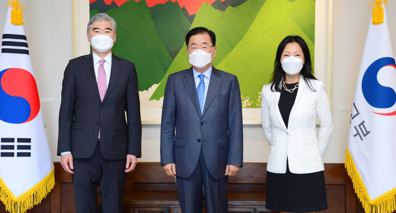 지난달 21일 정의용(가운데) 외교부 장관과 만난 성 김(왼쪽) 미 국무부 대북정책특별대표와 정 박(오른쪽) 동아태 부차관보 겸 대북정책부대표. [외교부 제공]