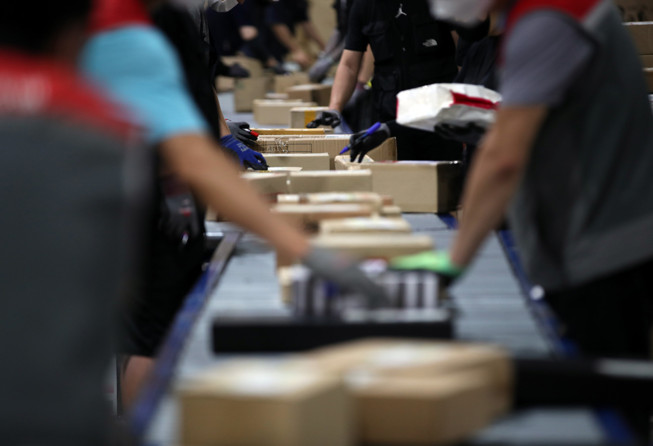 Photo taken Friday shows a distribution center in Songpa, southern Seoul. (Yonhap)