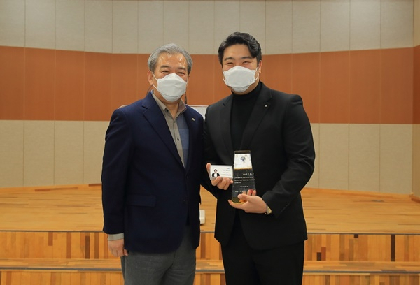 유근기 곡성군수(왼쪽)가 바리톤 김기훈씨를 축하해주고 있다. [곡성군 제공]