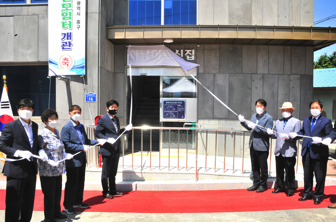 21일 학남어르신집 및 동백어르신모임터 개관식에서 박태완 중구청장과 김지근 중구의회 의장, 구의원, 노인지회장 등 참석자들이 현판을 제막하고 있다.