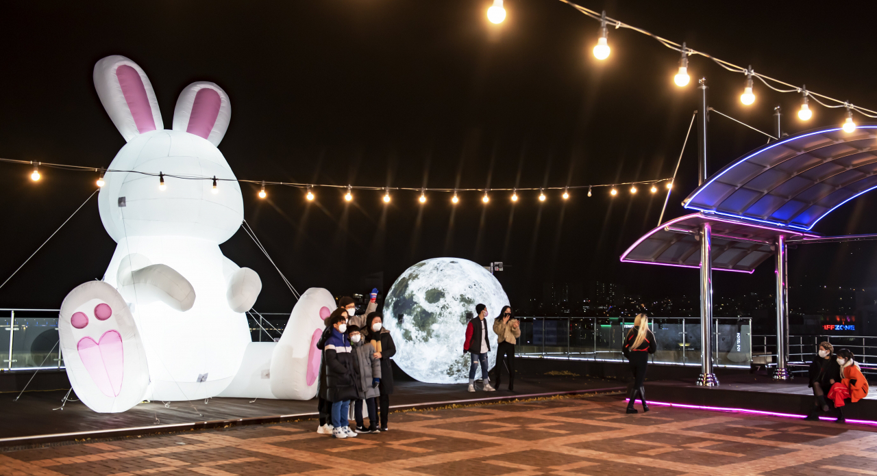 용두산공원의 달토끼