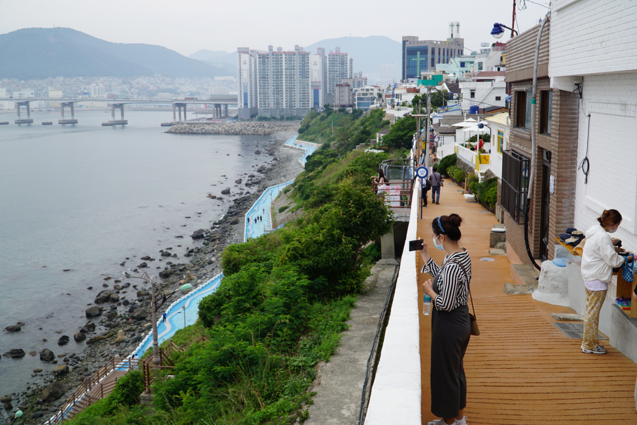 흐린날 해질녘 조차 청춘들의 발길이 이어지는 흰여울문화마을엔 마을 언덕길과 절영해안산책로가 위,아래 나란히 놓여있다.