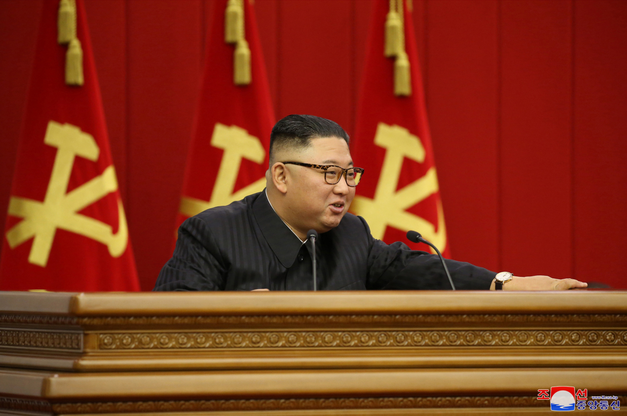 북한 노동당 중앙위원회 제8기 제3차 전원회의가 지난 18일 마무리됐다고 조선중앙통신이 19일 보도했다. 김정은 당 총비서는 이날 회의에서 당 간부들의 책무를 강조했다.[연합뉴스]